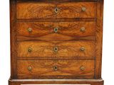 une commode en bois comportant quatre tiroirs d'un côté et deux tiroirs de l'autre