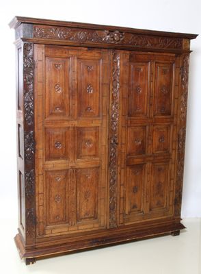 une grande armoire en bois dotée de nombreux tiroirs
