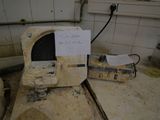 des toilettes sales avec un panneau dessus, dans des sanitaires sales