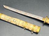 paire d'épées chinoises anciennes avec des manches et des fourreaux en bois