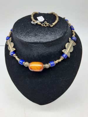 gros plan d'un collier sur un présentoir pour mannequin