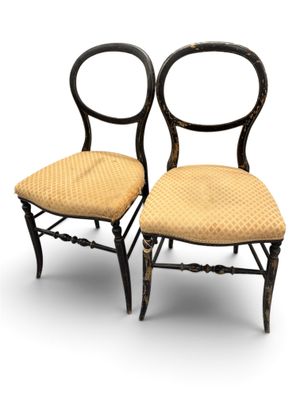 paire de chaises peintes en noir, avec dossier et assise en rotin
