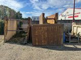 un tas de vieilleries devant un immeuble, au bord de la route