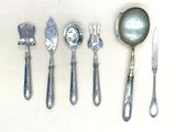 beaucoup de cuillères et de couteaux-cuillères en argent sur la table