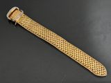 gros plan d'une montre en or sur une surface noire