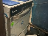 une photo montrant une pile d'anciens appareils électroménagers dans une pièce