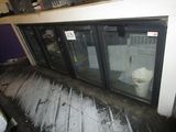 un chat assis à la fenêtre d'un immeuble