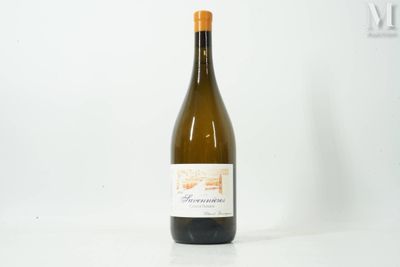 une bouteille de vin posée sur une table