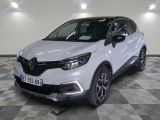 la voiture blanche est garée sur un sol en damier dans le garage