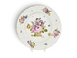 une assiette blanche avec un motif floral