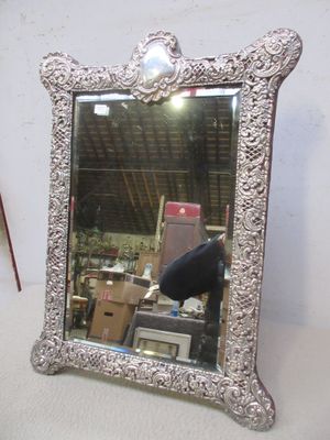 un miroir posé sur une table dans une pièce