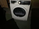 une photo d'une machine à laver dans une pièce sombre