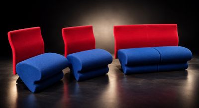 trois chaises rouges et bleues posées sur une surface noire
