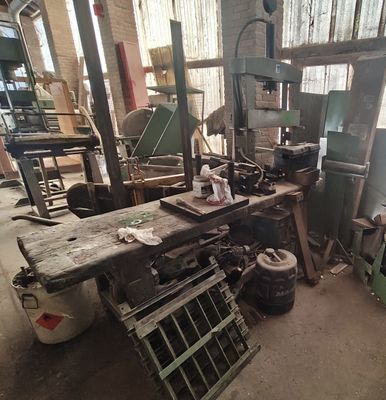 Il y a de nombreux types de machines différents dans cette pièce.