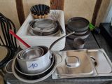 tout un tas de casseroles et de poêles posées sur une table