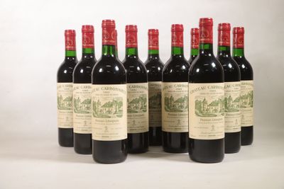 six bouteilles de vin rouge sont alignées