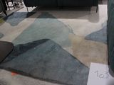 une photo d'un salon avec un canapé et un tapis au sol