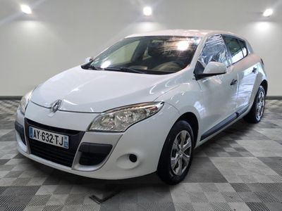 une photo d'une voiture blanche garée dans un garage