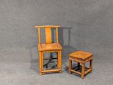une petite chaise en bois et une petite table posées à même le sol
