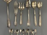 beaucoup de cuillères en argent et de cuillères à soupe sur la table