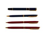 quatre stylos de couleurs différentes alignés les uns au-dessus des autres