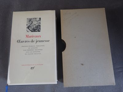 deux livres posés sur une table