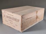 une boîte en bois avec une étiquette sur une table