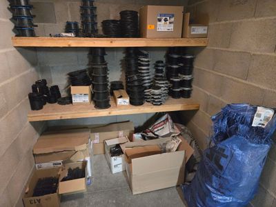 une pièce avec beaucoup d'objets sur les étagères