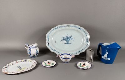 de nombreux types de porcelaine sont exposés sur la table