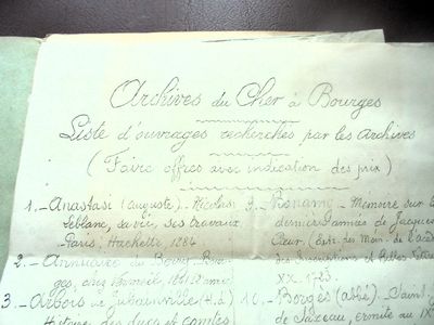 une feuille de papier avec une écriture dessus, posée sur une table