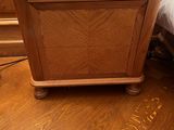 une petite table en bois sur laquelle est posée une lampe