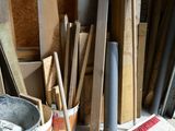 un tas de bois et un seau de peinture par terre