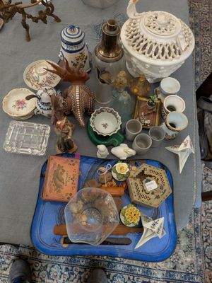 un plateau bleu posé sur une table, sur lequel se trouvent divers objets