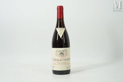 une bouteille de vin posée sur une table