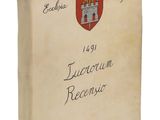 un vieux livre orné d'un blason et sur lequel figure un blason