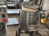 une machine placée au milieu d'une pièce