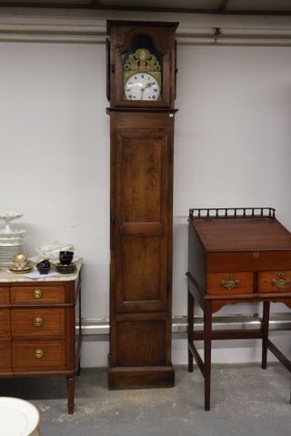 Pendule de parquet en chêne, mouvement de pendule à décor de cuiv...