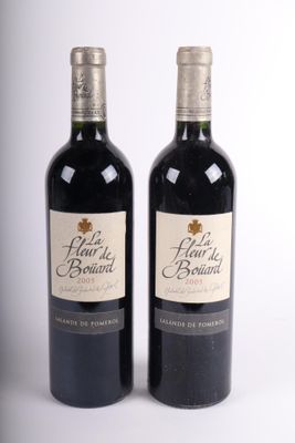deux bouteilles de vin posées l'une à côté de l'autre sur une surface blanche