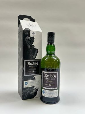 une bouteille d'Ardbig 12 ans d'âge avec son coffret