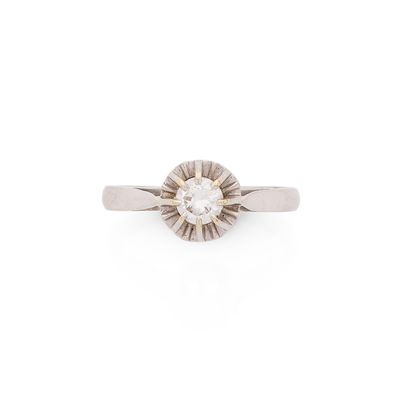 gros plan d'une bague en diamant sur fond blanc