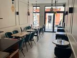 Dans un restaurant donnant sur la rue, les tables et les chaises sont alignées.