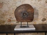 un gros morceau de bois posé sur une table