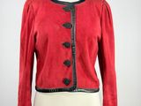 une veste rouge sur un mannequin, un mannequin, un mannequin, un mannequin, un mannequin, un mannequin, un mannequin, un mannequin, un mannequin