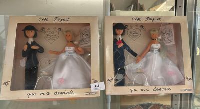 deux figurines de mariage exposées dans une vitrine