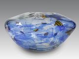un saladier en verre orné de motifs bleus et jaunes
