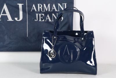Le sac est bleu et porte un logo.