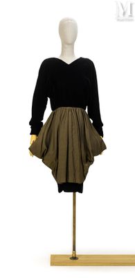 un mannequin vêtu d'un haut noir et d'une jupe marron