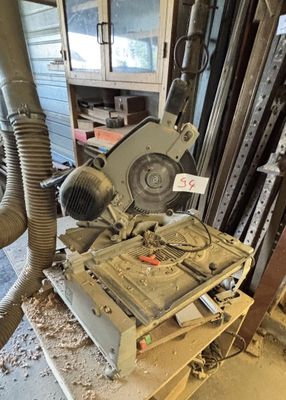 une machine posée au milieu d'un tas de bois