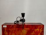 une lampe posée sur une table