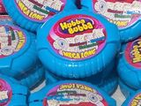 une boîte de bonbons qui contient tout un tas de biscuits